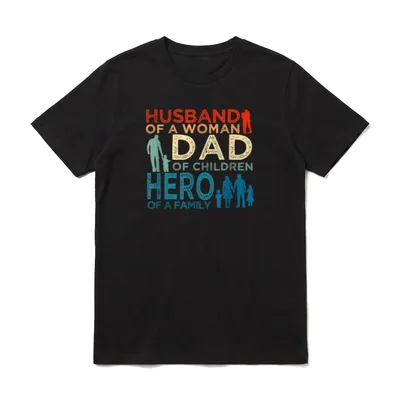 Husband Dad Hero Papa T-Shirt – Schriftzug HUSBAND DAD HERO mit Familien-Silhouetten – Klassisches T-Shirt in Schwarz