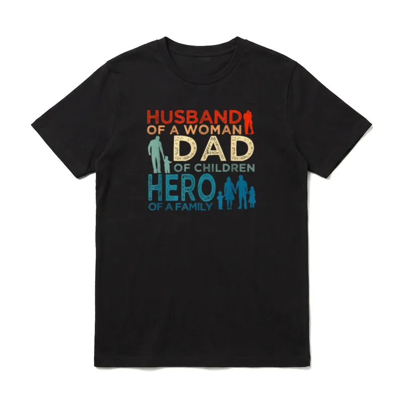 Husband Dad Hero Papa T-Shirt – Schriftzug HUSBAND DAD HERO mit Familien-Silhouetten – Klassisches T-Shirt in Schwarz