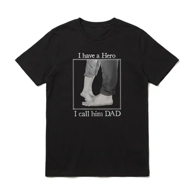 My Dad is my Hero T-Shirt – Klassisches T-Shirt in Schwarz