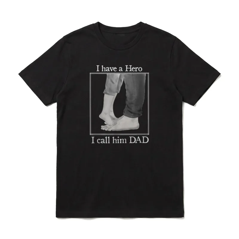 My Dad is my Hero T-Shirt – Klassisches T-Shirt in Schwarz