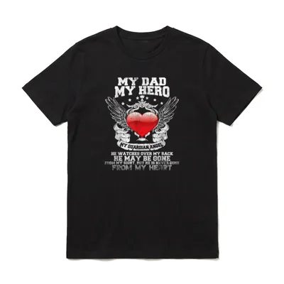 Papa Schutzengel Held Vatertag T-Shirt – My Dad My Hero flügelndes rotes Herz Engelshülsen Text – Klassisches T-Shirt in Schwarz