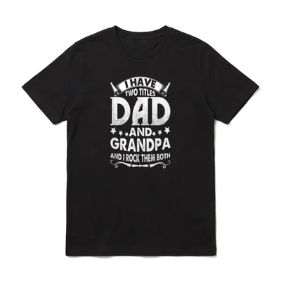 Ich habe zwei Titel T-Shirt – Schriftzug DAD AND GRANDPA mit Banner und Sternen – Klassisches T-Shirt in Schwarz