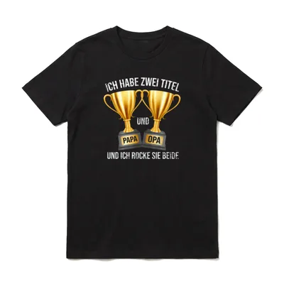 Ich Habe Zwei Titel T-Shirt – Zwei Pokale mit Papa und Opa, Spruch darüber und darunter – Klassisches T-Shirt in Schwarz