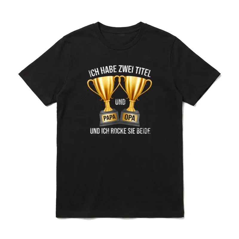 Ich Habe Zwei Titel T-Shirt – Zwei Pokale mit Papa und Opa, Spruch darüber und darunter – Klassisches T-Shirt in Schwarz