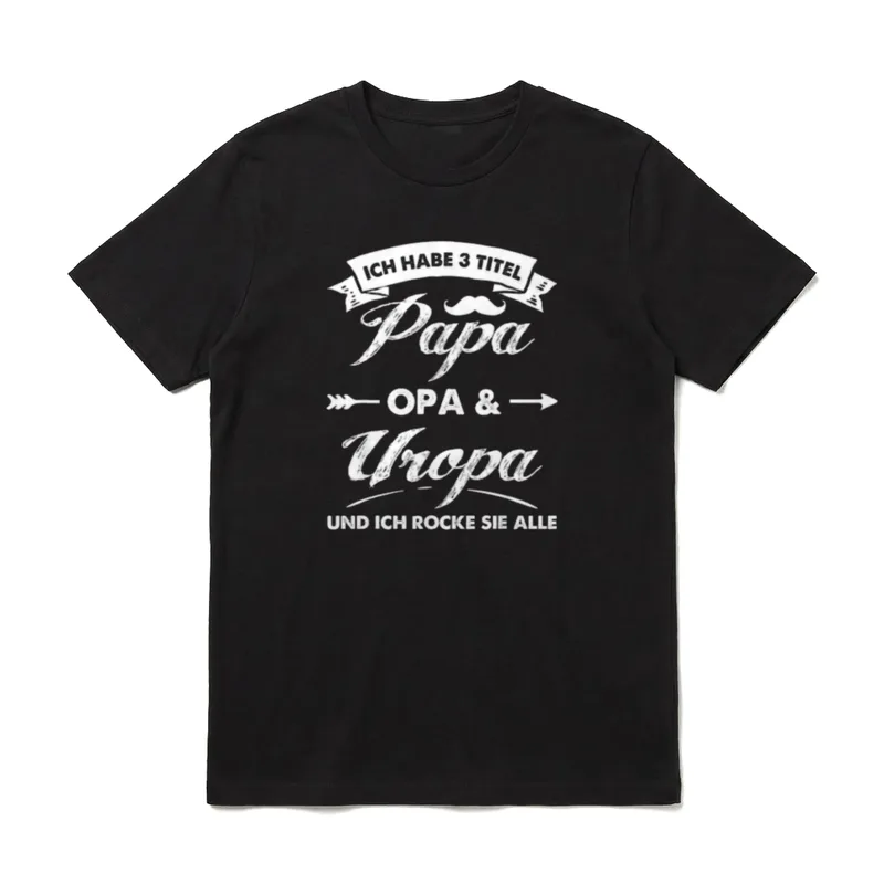 Ich Habe 3 Titel T-Shirt – Schriftzug Papa, Opa & Uropa mit Schnurrbart und Pfeil – Klassisches T-Shirt in Schwarz