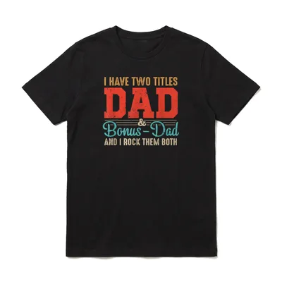 Ich habe zwei Titel Dad T-Shirt – Schriftzug „I HAVE TWO TITLES DAD & Bonus-Dad“ – Klassisches T-Shirt in Schwarz