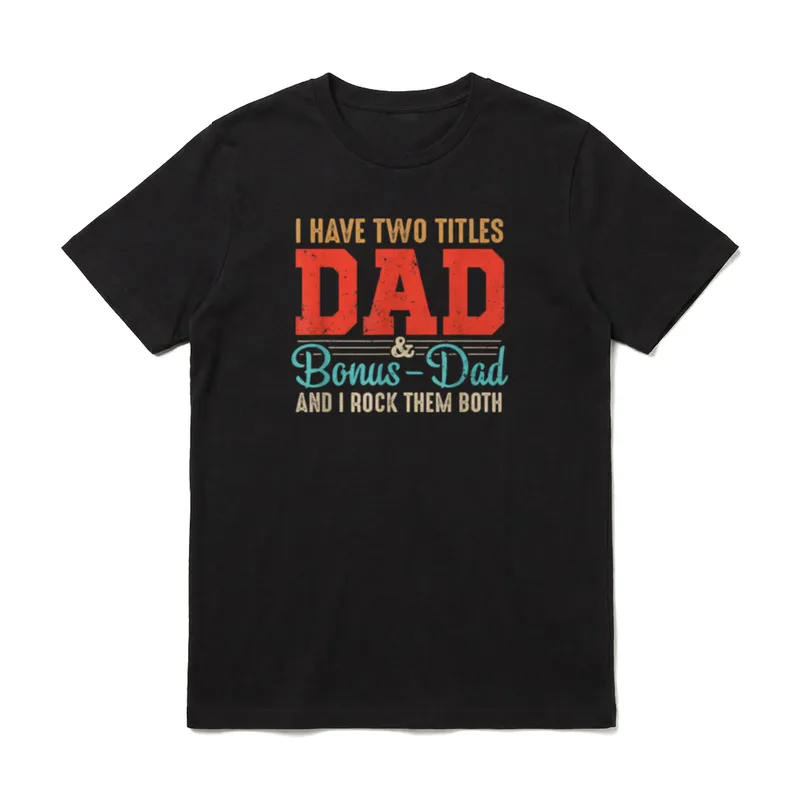 Ich habe zwei Titel Dad T-Shirt – Schriftzug „I HAVE TWO TITLES DAD & Bonus-Dad“ – Klassisches T-Shirt in Schwarz