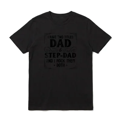 Ich habe zwei Titel T-Shirt – Schriftzug „I Have Two Titles Dad & Step-Dad“ mit Sternen – Klassisches T-Shirt in Schwarz
