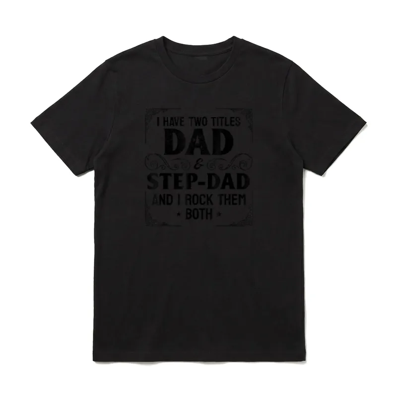 Ich habe zwei Titel T-Shirt – Schriftzug „I Have Two Titles Dad & Step-Dad“ mit Sternen – Klassisches T-Shirt in Schwarz
