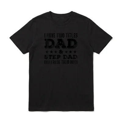 Ich Habe 2 Titel Papa T-Shirt – Aufdruck mit Text Dad Step Dad und drei Sternen pro Seite – Klassisches T-Shirt in Schwarz