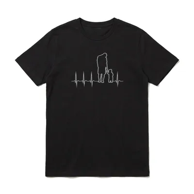 T-Shirt Vatertag Sohn – Silhouette von Vater und Kind vor weißem EKG Herzschlag Linienzug – Klassisches T-Shirt in Schwarz