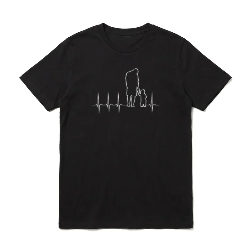 T-Shirt Vatertag Sohn – Silhouette von Vater und Kind vor weißem EKG Herzschlag Linienzug – Klassisches T-Shirt in Schwarz