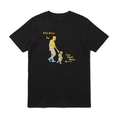 Vater & Sohn Papa T-Shirt – Vater und Kind Silhouette mit Text The Boss und The Real Boss – Klassisches T-Shirt in Schwarz