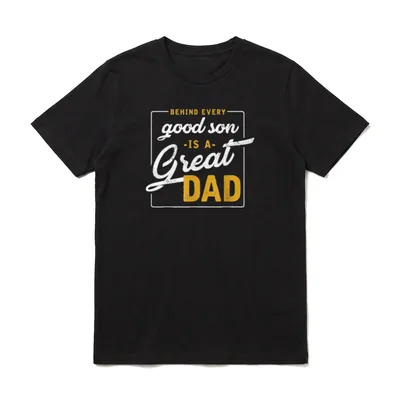 Vater und Sohn T-Shirt – Schriftzug „Behind Every Good Son Is A Great Dad“ im Rahmen – Klassisches T-Shirt in Schwarz