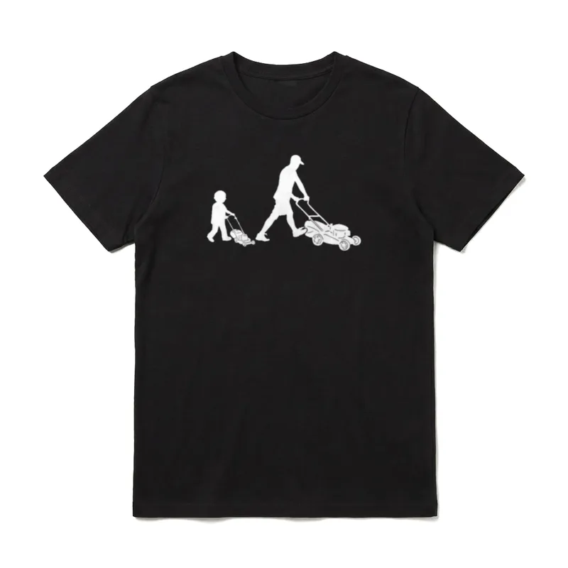 Rasenmäher Vater Gartenarbeit Sohn T-Shirt – Silhouetten von Vater und Sohn mit Rasenmähern – Klassisches T-Shirt in Schwarz