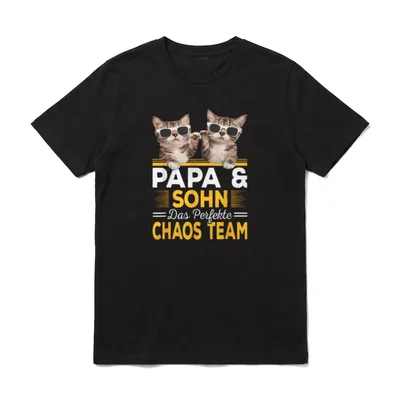 Papa und Sohn T-Shirt – Zwei Katzen mit Sonnenbrille, Spruch Das Perfekte Chaos Team – Klassisches T-Shirt in Schwarz