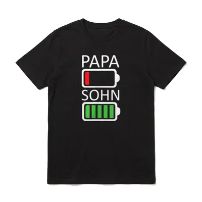 Vater Papa Sohn Akku T-Shirt – Papa roter Akku leer, Sohn grüner Akku voll Text Motiv – Klassisches T-Shirt in Schwarz
