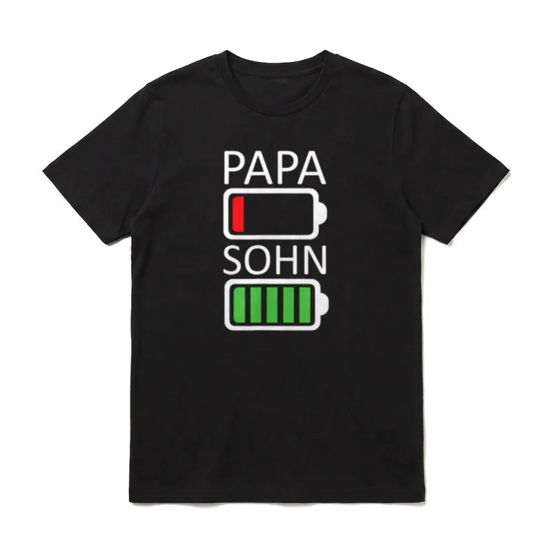 Vater Papa Sohn Akku T-Shirt – Papa roter Akku leer, Sohn grüner Akku voll Text Motiv – Klassisches T-Shirt in Schwarz