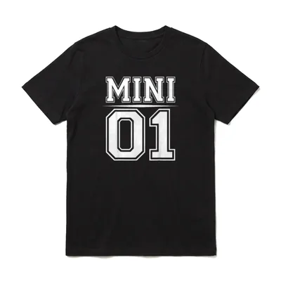 MINI 01 Familien Outfit T-Shirt – Schriftzug „MINI 01“ in weißer Blockschrift mit Kontur – Klassisches T-Shirt in Schwarz