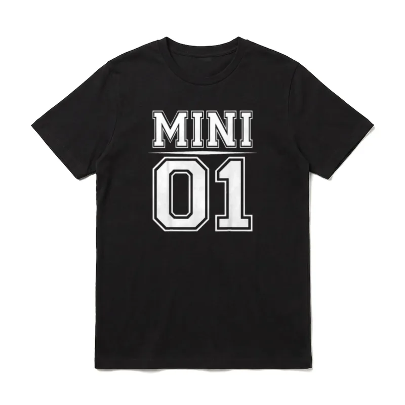 MINI 01 Familien Outfit T-Shirt – Schriftzug „MINI 01“ in weißer Blockschrift mit Kontur – Klassisches T-Shirt in Schwarz