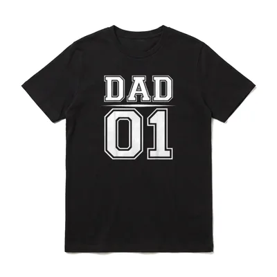 DAD 01 Familien Outfit T-Shirt – Schriftzug „DAD“ über Zahl „01“ in weißer Umrandung – Klassisches T-Shirt in Schwarz