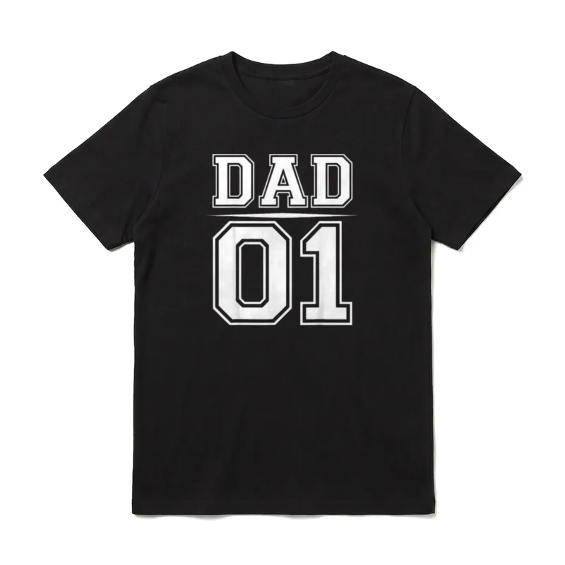 DAD 01 Familien Outfit T-Shirt – Schriftzug „DAD“ über Zahl „01“ in weißer Umrandung – Klassisches T-Shirt in Schwarz