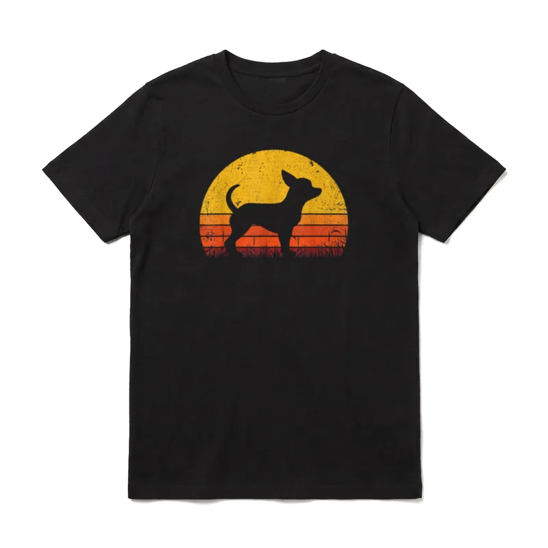 Retro Chihuahua Men Women T-Shirt – Chihuahua-Silhouette vor rundem Retro-Sonnenuntergang – Klassisches T-Shirt in Schwarz