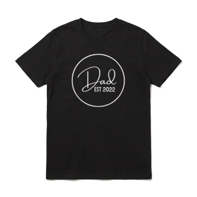 Neuer Papa Vater Dad T-Shirt – Dad EST 2022 weißer Schriftzug im Kreis auf dunklem Grund – Klassisches T-Shirt in Schwarz
