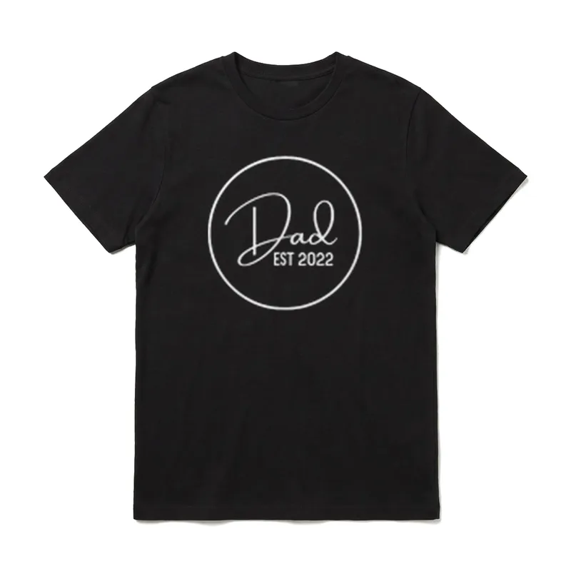 Neuer Papa Vater Dad T-Shirt – Dad EST 2022 weißer Schriftzug im Kreis auf dunklem Grund – Klassisches T-Shirt in Schwarz