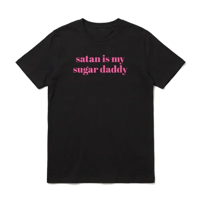 Satan is my Sugar T-Shirt – Pink-schwarzer Text satan is my sugar daddy – Klassisches T-Shirt in Schwarz