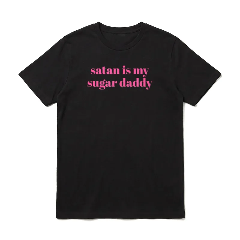 Satan is my Sugar T-Shirt – Pink-schwarzer Text satan is my sugar daddy – Klassisches T-Shirt in Schwarz