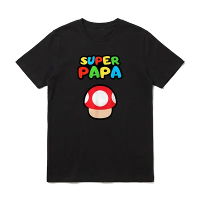 Pilz Super Papa T-Shirt – Bunter SUPER PAPA Schriftzug über rotem Pilz mit weißen Punkten – Klassisches T-Shirt in Schwarz