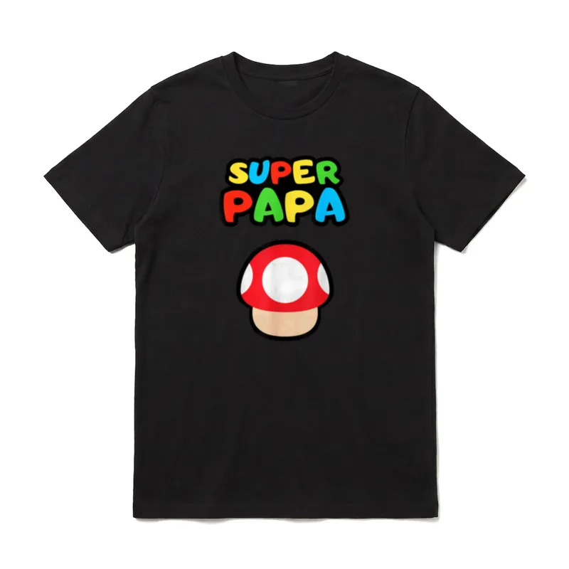 Pilz Super Papa T-Shirt – Bunter SUPER PAPA Schriftzug über rotem Pilz mit weißen Punkten – Klassisches T-Shirt in Schwarz
