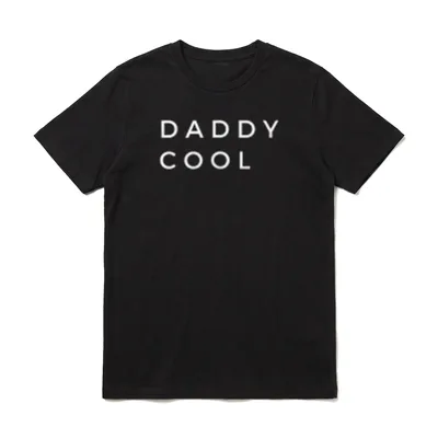 Daddy Cool White Weiss T-Shirt – Weißer Schriftzug DADDY COOL auf dunklem Grund – Klassisches T-Shirt in Schwarz