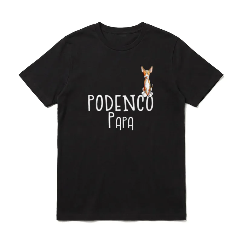 Podenco Papa T I T-Shirt – Bunter Podenco sitzt über weißem Schriftzug PODENCO PAPA – Klassisches T-Shirt in Schwarz