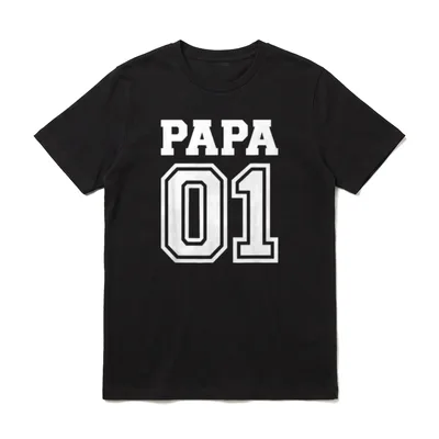 Papa 01 T-Shirt – Schriftzug „PAPA“ über Nummer „01“ in Blockbuchstaben – Klassisches T-Shirt in Schwarz