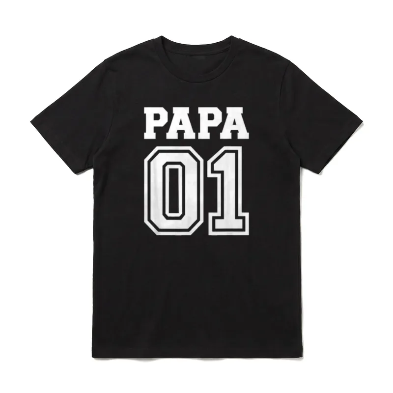 Papa 01 T-Shirt – Schriftzug „PAPA“ über Nummer „01“ in Blockbuchstaben – Klassisches T-Shirt in Schwarz