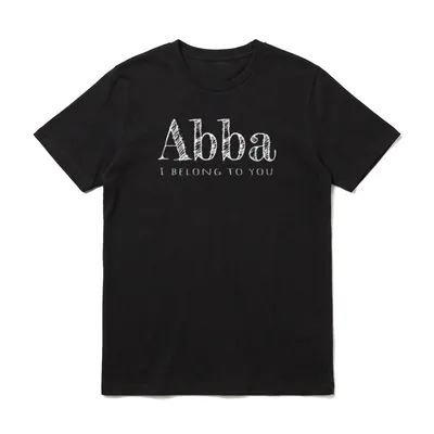 Abba Vater ich gehöre T-Shirt – Schriftzug Abba, darunter I belong to you in Kreideschrift – Klassisches T-Shirt in Schwarz