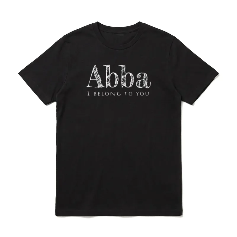 Abba Vater ich gehöre T-Shirt – Schriftzug Abba, darunter I belong to you in Kreideschrift – Klassisches T-Shirt in Schwarz