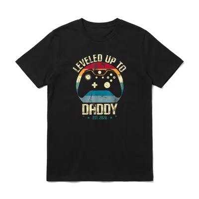 Ich Bin auf Daddy T-Shirt – Controller-Silhouette mit „Leveled Up To Daddy Est. 2026“ – Klassisches T-Shirt in Schwarz