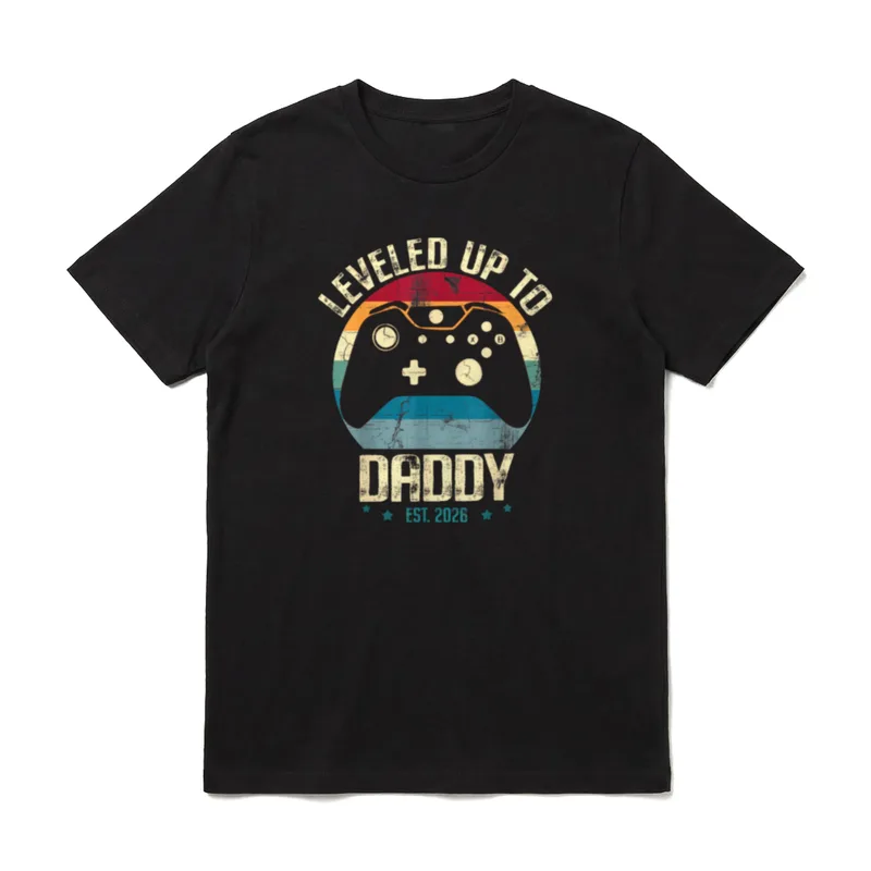 Ich Bin auf Daddy T-Shirt – Controller-Silhouette mit „Leveled Up To Daddy Est. 2026“ – Klassisches T-Shirt in Schwarz