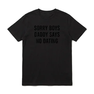 Sorry Boys Daddy Says T-Shirt – Schriftzug Sorry Boys Daddy Says No Dating auf dunklem Grund – Klassisches T-Shirt in Schwarz