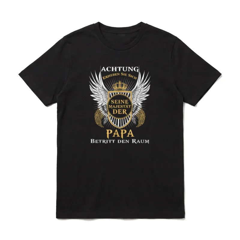 Vater Seine Majestät T-Shirt – Wappen mit Krone, Flügeln, Spruch über Papas Auftritt – Klassisches T-Shirt in Schwarz