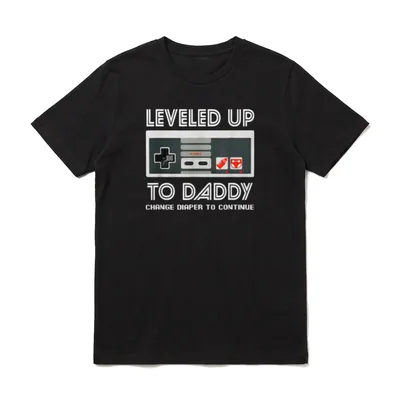 leveled Up to Daddy. Soon T-Shirt – Klassisches T-Shirt in Schwarz