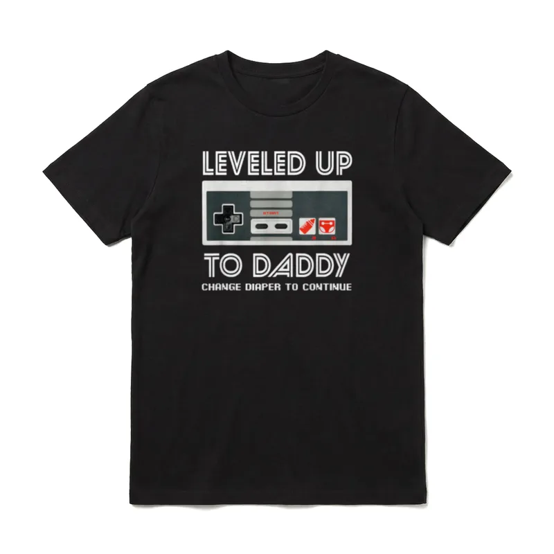 leveled Up to Daddy. Soon T-Shirt – Klassisches T-Shirt in Schwarz