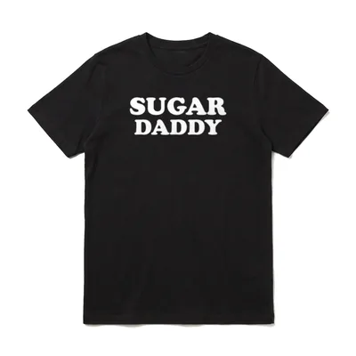 Dein nächster Sugar Daddy T-Shirt – Schriftzug „SUGAR DADDY“ in weißer Retro-Schrift – Klassisches T-Shirt in Schwarz