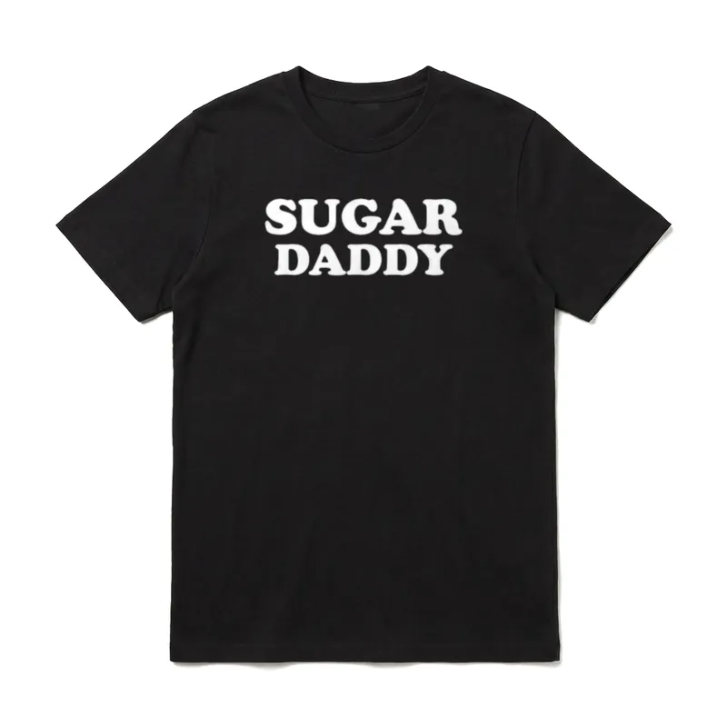 Dein nächster Sugar Daddy T-Shirt – Schriftzug „SUGAR DADDY“ in weißer Retro-Schrift – Klassisches T-Shirt in Schwarz