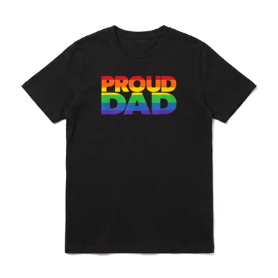 Gay Pride LGBTQIA+ Proud T-Shirt – Regenbogen-Schriftzug PROUD DAD – Klassisches T-Shirt in Schwarz