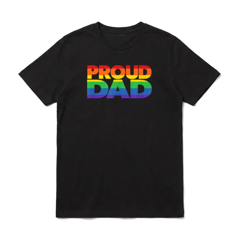 Gay Pride LGBTQIA+ Proud T-Shirt – Regenbogen-Schriftzug PROUD DAD – Klassisches T-Shirt in Schwarz