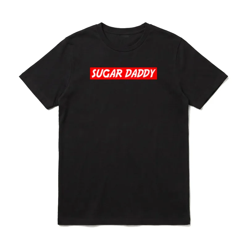 Sugar Daddy Funny Where T-Shirt – SUGAR DADDY weißer Schriftzug auf rotem Rechteck – Klassisches T-Shirt in Schwarz